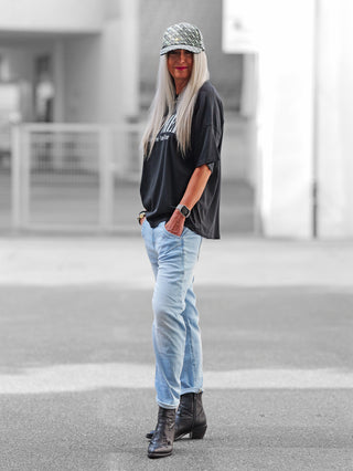 OFF#DLY Denim Riccione lighblue, getragen von einer Person, zeigt den lässigen Boyfriend-Fit mit leicht schmaler werdendem Bein und klassischer 5-Pocket-Form, perfekt für einen coolen Streetlook.
