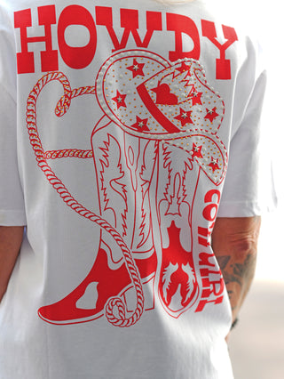 Nahaufnahme des OFF#DLY Tee Howdy weiß/rot mit einem roten Buchstaben O und D auf weißem Hintergrund. Zeigt den Arm eines Mannes, betont den lässigen, übergroßen Schnitt des Shirts.