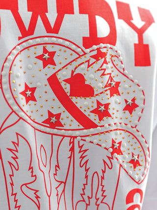 OFF#DLY Tee Howdy white/red mit silbernen Stern-Applikationen auf rotem Stoff, lässigem Oversize-Schnitt und Western-Print auf der Rückseite, passend bis Größe 42.