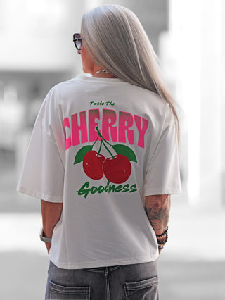 Nahaufnahme des OFF#DLY Tee Cherry offwhite, mit auffälligem Kirsch-Design-Print und abnehmbarem Schlüsselanhänger, ideal kombiniert mit Destroyed Denim oder weißen Shorts für einen lässigen Sommerlook.