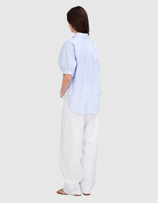 True Religion Ruby Volume Pant in lockerem Schnitt, Five-Pocket-Style und hohem Bund, verdeckter Reißverschluss sichtbar, Hände in Taschen, Nahaufnahme der weißen Hose im Used-Look.