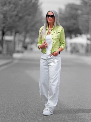 Nahaufnahme der True Religion Ruby Volume Pant mit lockerem Schnitt und verdecktem Reißverschluss im Used-Look, hohem Bund und Five-Pocket-Style, getragen von einer Person im Freien.