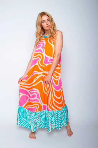 Frau in einem Emily Kleid 154132 orange/pink, ärmellos und lang, mit Volant am Saum, Zebra-Bordüren-Print auf Viskose-Satin, Knopf- und Schlaufenverschluss hinten.