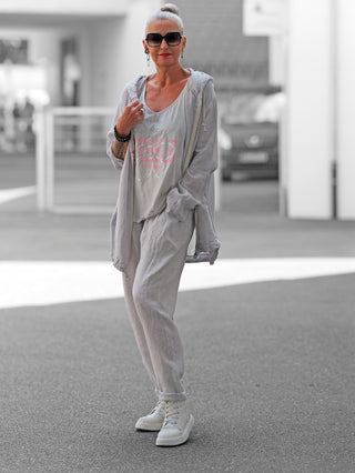 Nahaufnahme der OFF#DLY Linen Jacket Castiglione grey, eine lässige Leinenjacke mit Kapuze und Reißverschluss, Tunnelzug am Saum, die entspannte Eleganz mit natürlicher Leichtigkeit verkörpert.