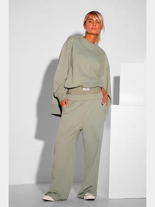 Nahaufnahme der Gitta Banko Sweatpant Amanda matcha, die den doppelten Bund und die formstabile Passform zeigt, ideal für elegante Casual-Looks mit Sneakern oder Ankle Boots.