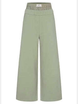 Nahaufnahme der Gitta Banko Sweatpant Amanda matcha mit Doppelbund und Gürtel, betont durch Taschen. Hergestellt aus Baumwolle und Elasthan für optimalen Komfort und Passform, ideal für vielseitige Casual-Looks.