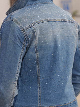 Rückansicht der OFF#DLY Jacke Palermo midblue, verziert mit kleinen, gleichmäßig verteilten Strasssteinen auf Denim, zeigt Schulterpasse und vertikale Seitennähte, vermittelt lässigen Stil mit Glamour.