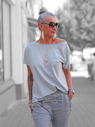 Nahaufnahme des OFF#DLY Tee Prunetta grey, das sich durch einen lockeren Schnitt und ein dezentes Glitzer-Finish auszeichnet. Ideal für einen lässig-eleganten Look im Alltag.