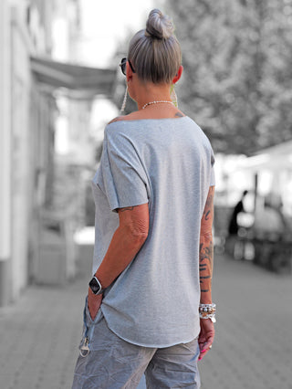 Nahaufnahme des OFF#DLY Tee Prunetta grey, ein locker geschnittenes T-Shirt mit feinem Glitzerfinish, das subtile schimmernde Highlights bietet, perfekt für einen stilvollen Alltagslook.