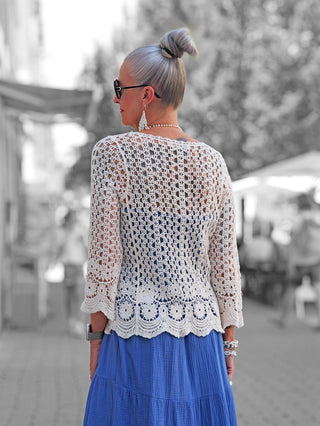 Nahaufnahme der OFF#DLY Häckeljacke Cortone beige mit zarter Häkelstruktur und 3/4-Ärmeln, ideal für sommerliche Outfits. Bindeband vorne, wirkt feminin und lässig.
