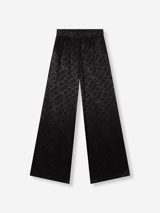Nahaufnahme der ALIX Jacquard Pant black mit weitem Bein und Jacquard-Muster ALIX THE LABEL, aus fließendem Viskosestoff, hoher Taille und Fronttaschen, ideal für einen eleganten Look.
