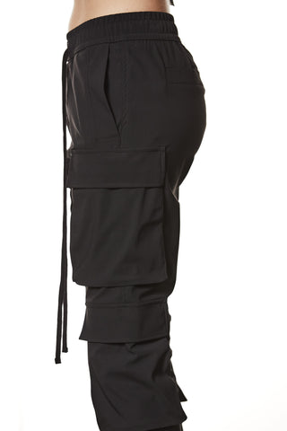 Thom Krom Pant WP 15 black: Schwarze Cargo-Joggerhose mit elastischem Bund, schrägen Vordertaschen, großer Oberschenkeltasche, kleiner Gesäßtasche und schmal zulaufenden Beinen mit Wadenklappen.