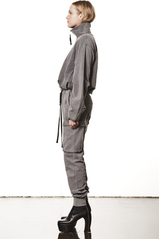 Thom Krom Jacket WSJ 494 used grey: Weit geschnittene Jacke mit markantem Stehkragen, Zweiwege-Reißverschluss und elastischem Saum, kombiniert mit übergroßen Ärmeln und dekorativer Mittelnaht für urbanen Stil.