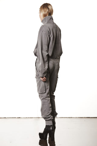 Person trägt die Thom Krom Jacket WSJ 494 used grey, eine graue Jacke mit hohem Kragen und weiten Ärmeln, kombiniert mit passenden Cargo-Hosen und schwarzen Plateau-Stiefeletten vor weißem Hintergrund.