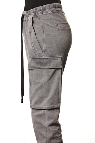 Thom Krom Pant WST 417 used grey aus seitlicher Sicht: Jogger-Style-Cargohose mit elastischem Kordelzugbund, schrägen Fronttaschen, Klappentasche am Oberschenkel und kleiner Gesäßtasche aus mitteldickem Strickstoff für lässigen, bequemen Look.