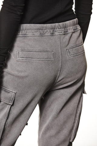Thom Krom Pant WST 417 used grey, nahaufnahme der grauen Cargo-Hose mit Seitentaschen und Gesäß-Welttaschen, kombiniert mit einem schwarzen Langarmshirt, das in den Bund gesteckt ist.