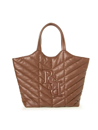 Braune BSB Shopper-Tasche aus gestepptem Leder mit diagonalen Chevron-Muster und zwei Tragegriffen, zentrales geprägtes Logo auf der Vorderseite, Größe 45x35x11 cm.