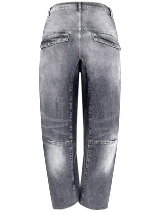 Gitta Banko Denim Shannon v. grey Jeans, Rückansicht mit hoher Taille, schrägen Klappentaschen, leicht verjüngtem Bein und heller Waschung an den Knien, ideal für einen modernen Look.