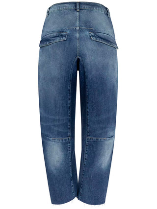 Gitta Banko Denim Shannon v. wash Jeans mit mittelhohem Bund, zwei Klappentaschen hinten, knöchellang mit Panelnähten, leicht verwaschenem Finish und ausgefransten Säumen für einen modernen, stilvollen Look.