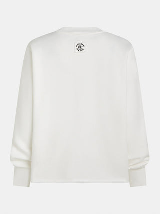 Rückansicht des Penn&Ink Sweater print ecru/tomato mit rundem, kleinem Logo unter dem Kragen. Der Pullover ist ansonsten schlicht weiß, langärmelig und hat einen Crewneck.