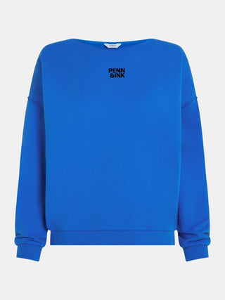 Penn&Ink Sweater print royal/black: Ein langärmeliger, kobaltblauer Pullover mit Rundhalsausschnitt, abgesenkten Schultern und einem schwarzen PENN & INK Logo auf der Brust.