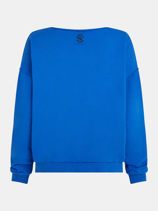Rückansicht des Penn&Ink Sweater print royal/black in leuchtendem Kobaltblau mit weitem Bootsausschnitt, tief angesetzten Schultern, langen Ärmeln mit Rippbündchen und kleinem Logo unter dem Kragen.