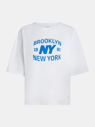 Penn&Ink Tee print white/royalblue: Weißes T-Shirt mit kurzen Ärmeln und hohem Rundhalsausschnitt, zeigt einen blauen Logoprint BROOKLYN NY 19 61 NEW YORK auf der Vorderseite, aus 100% Baumwolle.