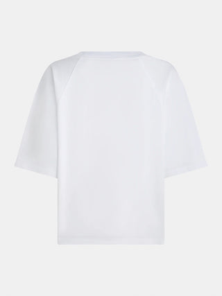 Rückansicht des Penn&amp;Ink Tee print white/royalblue, ein schlichtes weißes T-Shirt mit Rundhalsausschnitt und ellbogenlangen Ärmeln, flach auf weißem Hintergrund liegend. Logoprint und Boxy-Passform sind nicht sichtbar.