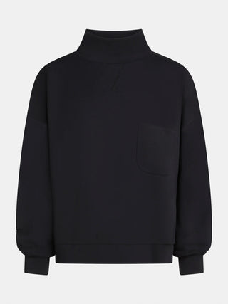 Penn&Ink Sweater black, ein einfarbiger Pullover mit langen Ärmeln, mock/turtleneck Kragen, einer Brusttasche links, und gerippten Bündchen und Saum.