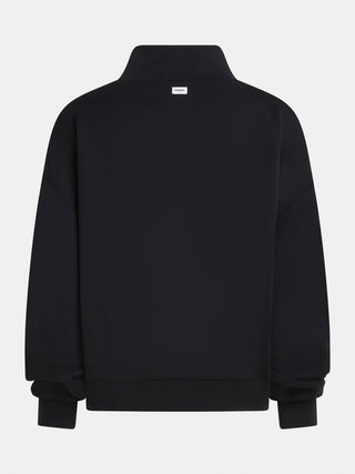 Das Bild zeigt den Penn&amp;Ink Sweater black von hinten, schlicht und minimalistisch. Er hat einen Mock-Kragen, überschnittene Schultern, lange Ärmel mit gerippten Bündchen und einen gerippten Saum.