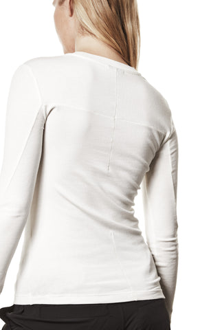 Rückansicht einer Person in einem Thom Krom Sweat WTS583 cream Longsleeve mit sichtbaren Nähten am Rücken, figurbetontem Schnitt und dunkler Hose, vor neutralem Hintergrund.