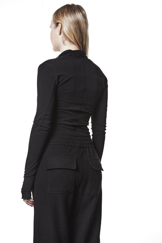 Person von hinten in Thom Krom Sweat WTS587 black, mit figurbetontem, langärmeligem schwarzen Wickelshirt und lockeren schwarzen Hosen mit großen Gesäßtaschen. Haare fallen gerade, Arme entspannt seitlich.