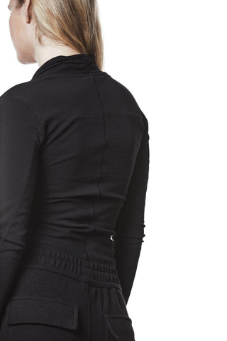 Rückansicht des Thom Krom Sweat WTS587 black, einem figurbetonten, langärmeligen schwarzen Oberteil mit sichtbaren Teilungsnähten und Daumenlöchern, getragen von einer Person mit zurückgebundenem, hellem Haar.