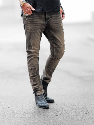 OFF#DLY Denim Cecina black Denim: Slim-fit Cargo-Jeans mit leichtem Used-Look, markante Taschen und dezente Risse, getragen zu schwarzen Lederstiefeletten.