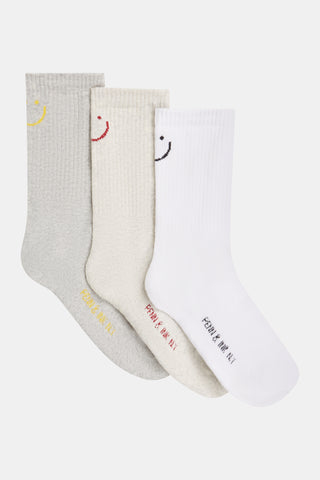Penn&Ink Socks 3 pack multicolor zeigt drei Socken in Grau, Beige und Weiß mit halbem Lächeln-Stickerei und Markenname an der Sohle, alle mit geripptem Bündchen und glatter Strickfußpartie.