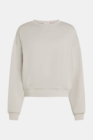 Penn&Ink Sweater sand: Ein schlichter, leichter Beige-Crewneck-Pullover mit langen, überschnittenen Schultern, Rippenbündchen und -saum, aus superweichem Materialmix, ideal für entspannte, stilvolle Tage.