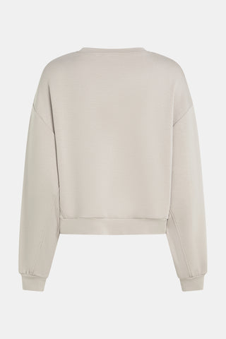 Rückansicht des Penn&Ink Sweater sand: Ein schlichter, hellbeiger Crewneck-Sweater mit entspannter Passform, überschnittenen Schultern, langen Ärmeln mit Rippbündchen und einem gerippten Saum, ohne sichtbare Logos oder Grafiken.