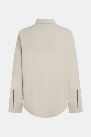Rückansicht der Penn & Ink Bluse sand: Langärmelig mit Knopfmanschetten, klassischem Kragen, horizontaler Rückenpasse und geschwungenem Saum. Oversize-Design mit auffälliger Brusttasche und verlängertem Rücken.