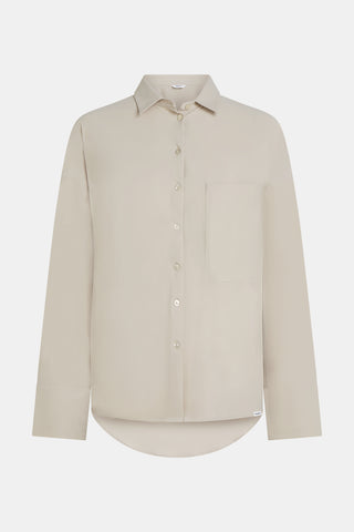 Penn & Ink Bluse sand zeigt eine minimalistische, moderne Oversize-Bluse mit Punktkragen, durchgehender Knopfleiste, großer Brusttasche und abgerundetem Saum, ideal für vielseitige Styling-Optionen.