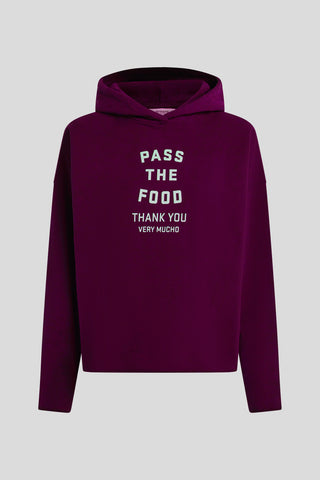 Penn & Ink Sweater print aubergine zeigt ein tiefviolettes Hoodie mit weißem „PASS THE FOOD“-Print, Kängurutasche und Kapuze, gefertigt aus weicher Stretch-Baumwolle für Komfort und Stil.