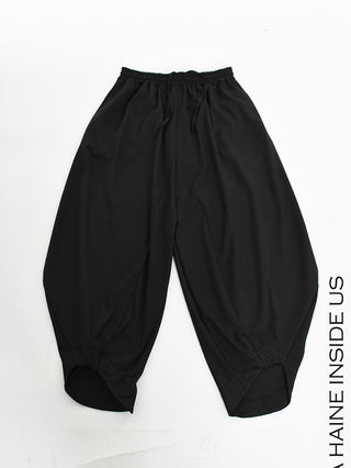 Schwarze La Haine Pant LW5164 Haremhose mit elastischem Kordelzugbund, sehr weiten, ballonförmigen Beinen und verjüngten Säumen, flach auf weißem Hintergrund liegend.