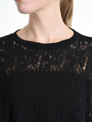 La Haine Sweater black LW5205: Nahaufnahme eines semi-transparenten, schwarzen Pullovers mit runder Halslinie und leichtem Destroyed-Look, der die Haut durchscheinen lässt und eine boxy Silhouette präsentiert.