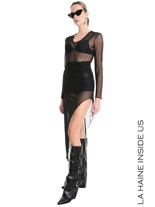 La Haine Dress black W5235: Modell trägt ein figurbetontes, schwarzes Meshkleid mit asymmetrischem Saum, sichtbar über schwarzem BH und Body, ergänzt durch kniehohe Lederstiefel und auffällige Accessoires.