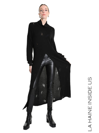 La Haine Sweater LW5243 black: Langer, schwarzer Strickpullover mit hohem Kragen, Frontschlitz und Destroyed-Details, getragen mit Lederleggings und Plattform-Stiefeletten.