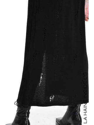 La Haine Sweater LW5243 black: Langer, schwarzer Strickpullover mit Destroyed-Details, kombiniert mit spitzen, schwarzen Lederstiefeln. Marke LA HAINE INSIDE US unten rechts sichtbar.