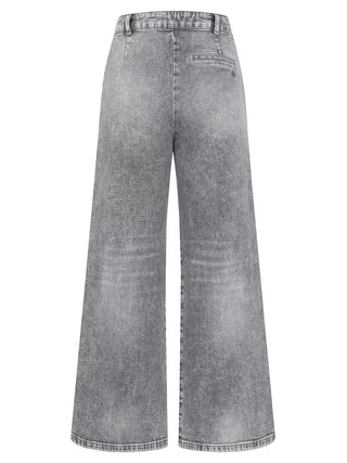 Rückansicht der Gitta Banko Jeans Rylee grey. Hochgeschnittene, weit ausgestellte Jeans mit Bundfalten, Gürtelschlaufen, und einer einzelnen Gesäßtasche, in ausgewaschenem Grau.