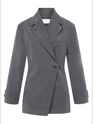 Gitta Banko Blazer Sunday grey zeigt einen doppelt geknöpften Damenblazer mit Notch-Reverskragen, leicht tailliertem Schnitt, Brusttasche und Ärmelknöpfen für einen klassischen, modernen Look.