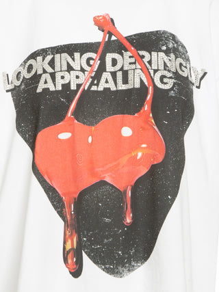 BSB Shirt Print Glamour white: Weißes T-Shirt mit rundem Ausschnitt, Grafik von zwei verschmolzenen Kirschen auf schwarzem Herz-Hintergrund, Slogan „LOOKING DERINGLY APPEALING“ in Blockbuchstaben mit Strasssteinen verziert.