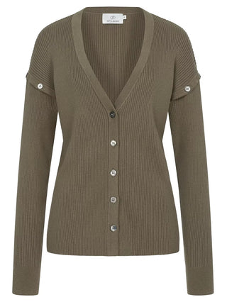 Gitta Banko Cardigan Marlie cypress: Damen-Rippenstrick-Cardigan in Olive mit V-Ausschnitt, Knopfleiste, langen Ärmeln und Knopfdetails an den Ärmeln für variierbare Looks. Hochwertige Baumwoll-Kaschmir-Mischung.