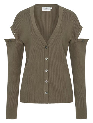 Gitta Banko Cardigan Marlie cypress, ein olivgrüner Strick-Cardigan mit tiefem V-Ausschnitt, abnehmbaren Schultern für Cold-Shoulder-Look, Rippenstruktur und kontrastierenden Knöpfen, bietet Vielseitigkeit und Komfort.